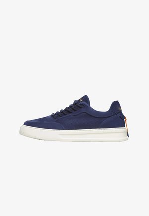 Sneaker in pelle scamosciata blu navy a taglio basso con suola bianca, chiusura frontale con lacci, dettagli traforati e linguetta arancione sul tallone.