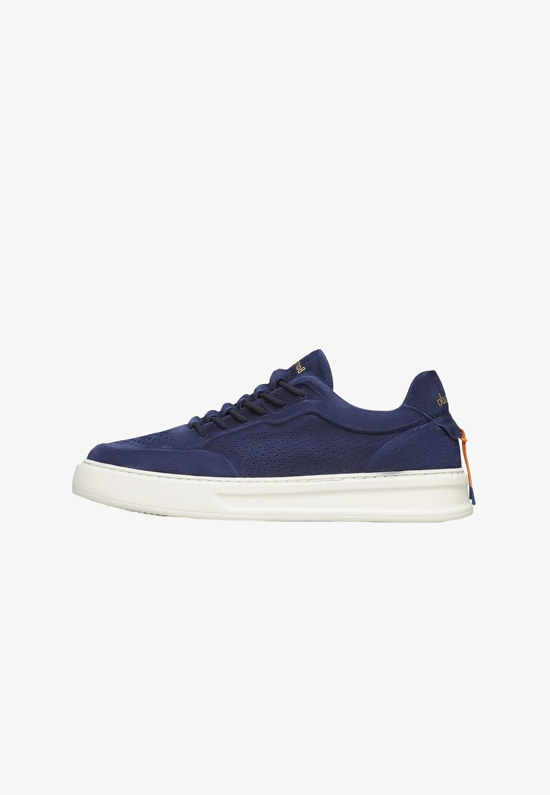 Niedriger Sneaker aus marineblauem Wildleder mit weißer Sohle, Schnürverschluss vorne, perforierten Details und orangefarbenem Zuglasche an der Ferse.
