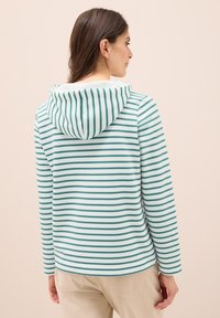 Sudadera a rayas en azul claro y verde, con capucha forrada en blanco, mangas largas y una tela suave de corte holgado.