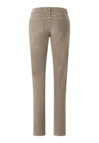 Slim-fit beige corduroy broek met een gladde textuur, vijf-pocket ontwerp en een label op de achterkant van de tailleband.