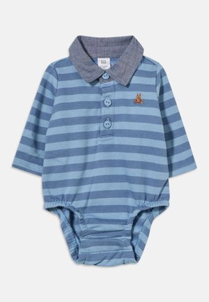 Body bébé à manches longues rayé bleu avec un col gris, trois boutons sur le devant et un petit ours en peluche brodé sur la poitrine.