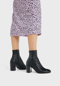 Bershka Bottines à talons hauts - black