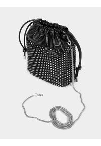 Borse a spalla nera con coulisse realizzata in materiale testurizzato, decorata con borchie argentate. Presenta una tracolla in catena argentata rimovibile.