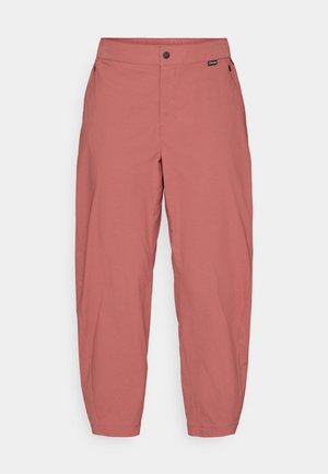 Lichtroze, losse broek met een knoopsluiting en zijzakken, gepresenteerd tegen een effen witte achtergrond.