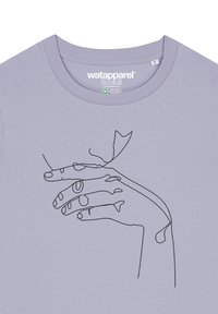 Licht lavendel t-shirt met een minimalistische zwarte lijntekening van een hand en een lint, ronde halslijn, gemaakt van zachte katoen.