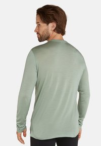 icebreaker LIGHT WEIGHT COOL-LITE SPHERE - Langarmshirt - moss