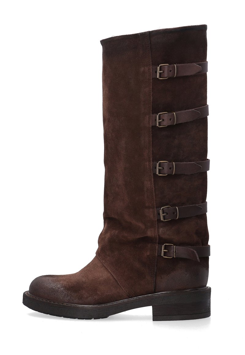 Hnědá kozačka z broušené kůže sahající ke kolenu s kulatou špičkou, vybavená čtyřmi nastavitelnými pásky a přezkami po straně, doplněná blokovým podpatkem.