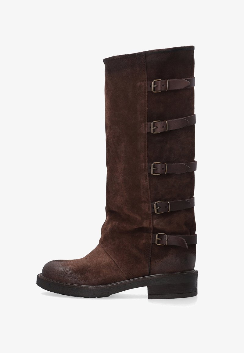 Hnědá kozačka z broušené kůže sahající ke kolenu s kulatou špičkou, vybavená čtyřmi nastavitelnými pásky a přezkami po straně, doplněná blokovým podpatkem.