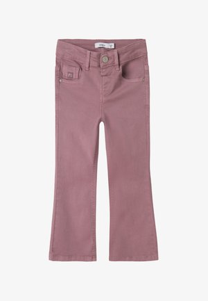 Jeans rosa a zampa realizzati in misto cotone, con tasche frontali, chiusura con zip e bottone, e dettagli di cuciture discrete.