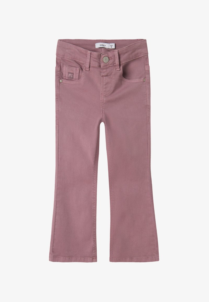 Jeans rosa a zampa realizzati in misto cotone, con tasche frontali, chiusura con zip e bottone, e dettagli di cuciture discrete.