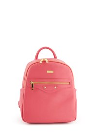 Sac à dos en cuir texturé rose de forme arrondie, avec deux zips sur le dessus, une poche avant et des accents en métal doré.