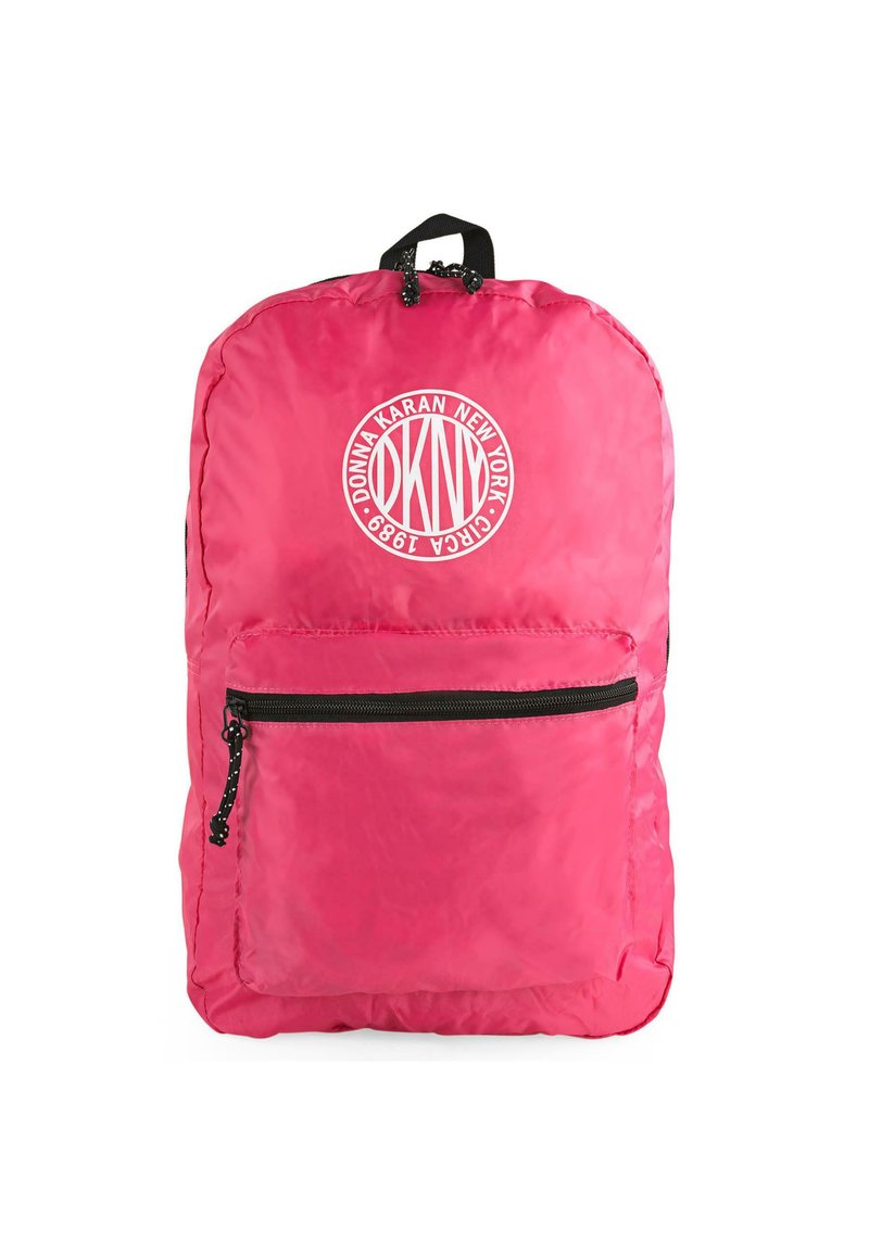 Mochila rosa con un material de nylon duradero, forma redondeada, bolsillo frontal con cremallera y un logotipo blanco circular que presenta "DKNY" y "1998."