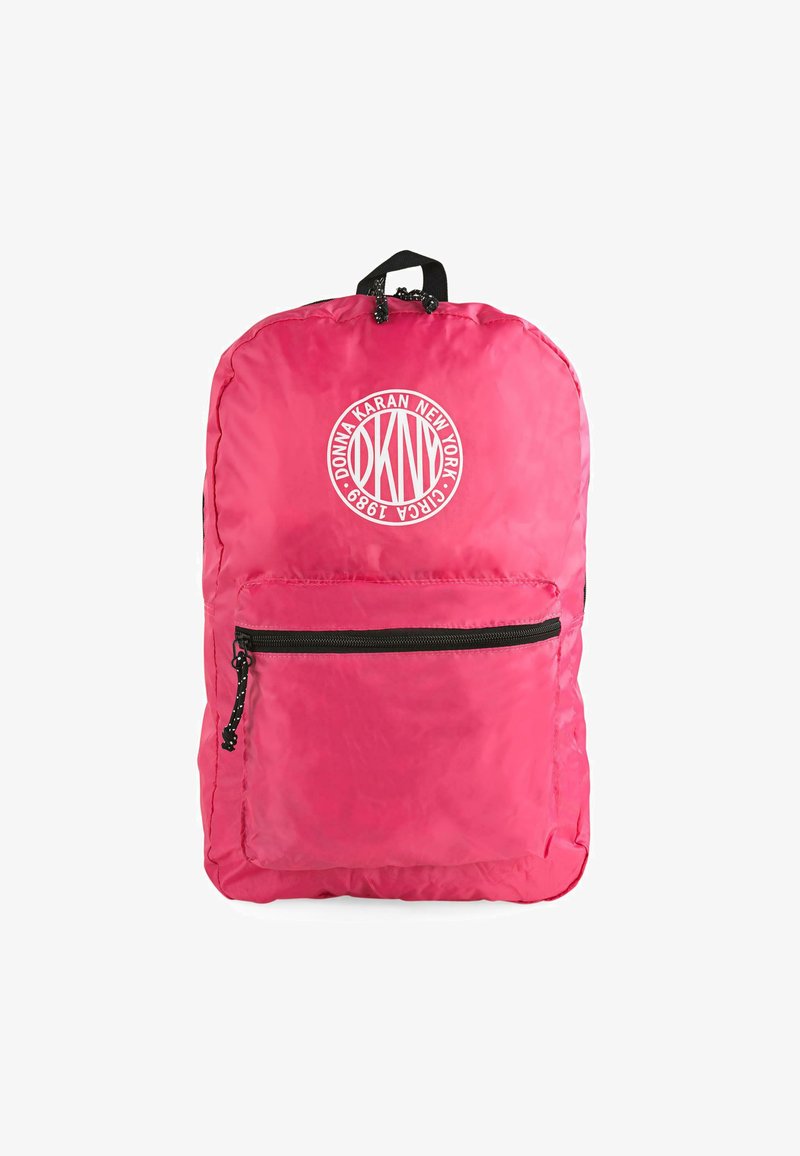 Mochila rosa con un material de nylon duradero, forma redondeada, bolsillo frontal con cremallera y un logotipo blanco circular que presenta "DKNY" y "1998."