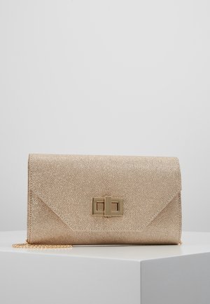Gold strukturierte Umschlag-Clutch mit einem rechteckigen goldenen Drehverschluss und einem teilweise sichtbaren goldenen Kettenriemen.