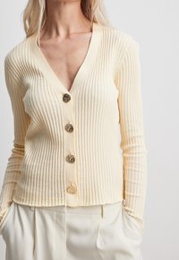 NA-KD Strickjacke - beige
