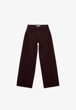 Jeans amples bordeaux en denim de coton avec un design classique à cinq poches et des passants de ceinture, comportant une fermeture éclair et un bouton.