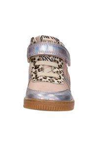 Roze hoge sneaker met luipaardprintaccenten, iriserende band en pastelveters. Rubberen zool met een gestructureerd patroon voor grip.