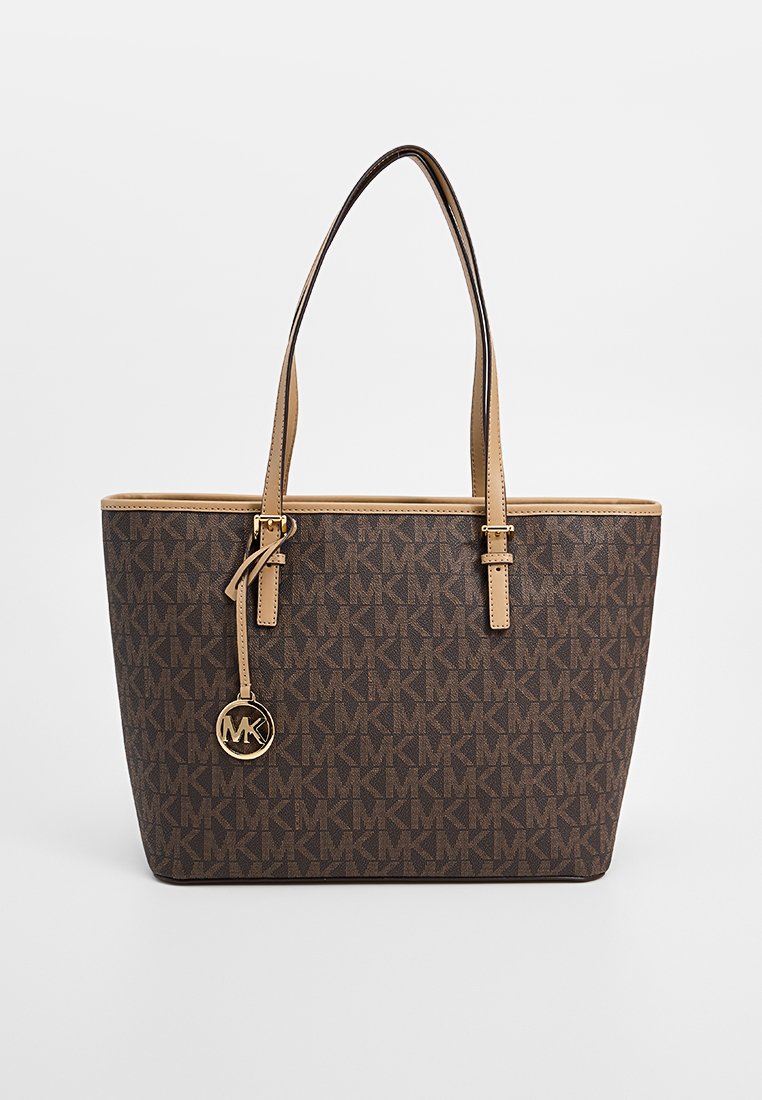 Bruine monogram tote bag gemaakt van gestructureerd materiaal, met lichtbruine leren accenten, dubbele handvatten, een gouden logo charm en een open bovenkant ontwerp.