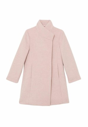 Svetloružový vlnený kabát s vysokým golierom, dlhými rukávmi a štíhlym strihom. Má hladký predok bez viditeľných zapínaní.