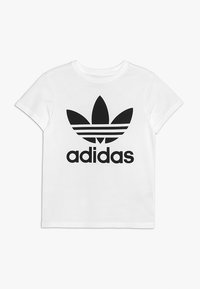 Balts kokvilnas T-krekls ar lielu melnu Adidas logo, kas sevī ietver trefoila dizainu un trīs horizontālas svītras zem teksta. Īsas piedurknes.