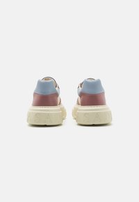 Zapatillas coloridas con una parte superior de cuero azul y burdeos, suela de goma beige con el nombre de la marca en relieve y forma redondeada.