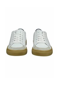 Sneakers bianchi in pelle con suole in gomma beige. Le caratteristiche includono punta rotonda, chiusura con lacci e morbidi accenti in suede grigio.