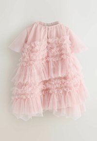 Roza večplastna obleka iz tila z nabrano okrasitvijo. Kratki rokavi in zapenjanje z gumbi na hrbtu zaokrožujejo dizajn.