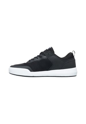 Zwarte lage sneaker met bovenwerk van mesh en synthetisch materiaal, witte rubberen zool, zwarte veters en een trekband aan de achterkant, zij aan zij getoond op een witte achtergrond.