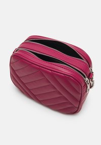 Borsa in pelle rosa trapuntata con due scomparti con zip, che mostra una superficie liscia e dettagli in metallo argentato, di forma compatta e rettangolare.