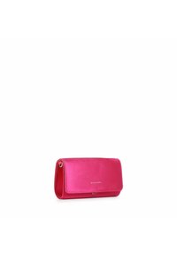 Rosa syntetisk clutch med en glat overflade, rektangulær form og magnetisk lukning. Har et lille logo på forsiden.