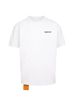 Bijela pamučna majica kratkih rukava s okruglim izrezom, s malim crnim logotipom na prednjoj strani i narančastom etiketom na donjoj lijevoj strani.