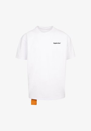 Tricou alb din bumbac, cu gât rotund, având un mic logo negru pe față și o etichetă portocalie în partea stângă jos.