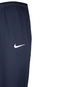 Marineblaue Sporthosen mit glattem Stoff, versehen mit einem weißen Nike-Logo auf der linken Seite. Elastischer Bund ohne Taschen.