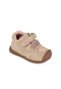 Zapatos de ante beige con tiras de velcro, que presentan una cara de oso con un lazo, suela de goma y acentos rosas. Ideales para niños pequeños.