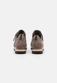 Brūni zamša zābaki ar teksturētu pelēku akcentu aizmugurē, ar baltu zoli ar brūnu strīpu un sānu rāvējslēdzēju.