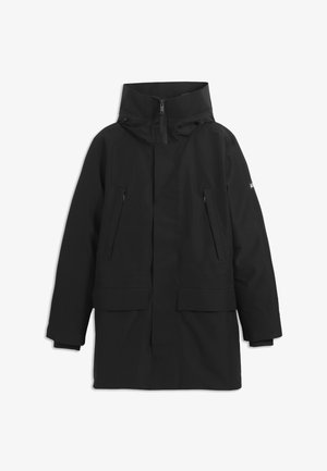 Veste imperméable noire avec un col haut, fermeture éclair à l'avant, deux poches sur la poitrine et deux poches inférieures à rabat. Conçue pour la fonctionnalité et la chaleur.