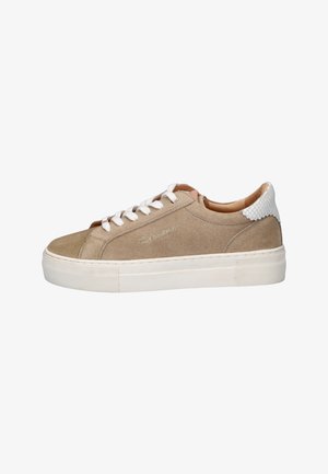 Beiger Wildleder-Sneaker in niedriger Ausführung mit weißen Schnürsenkeln, dicker weißer Gummisohle und weißem, strukturiertem Fersenlaschen-Detail.