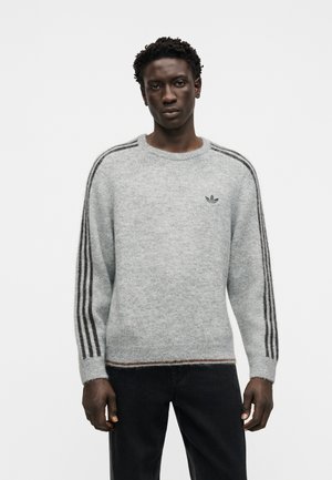 adidas Originals, 3-STRIPES FLUFFY KNIT CREW SWEATSHIRT UNISEX - Jumper - medium grey heather