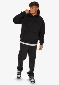 Dropsize HEAVY FLAT FRONT EMBO - Hættetrøje - black