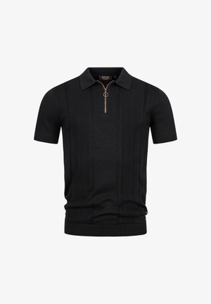 Čierna polokošeľa s krátkym rukávom a textúrovanými vertikálnymi prúžkami, so zipsom na polovičnú dĺžku, ktorý má okrúhly stiahovač pri golieri.