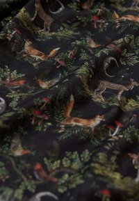 Stof met een donkere achtergrond en gedetailleerde illustraties van vossen, herten, vogels en paddenstoelen, omringd door groene loof.