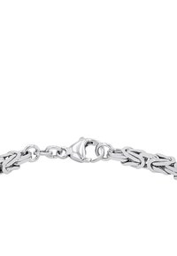 Pulsera de cadena de plata con eslabones entrelazados y un cierre tipo langosta. Textura suave, acabado pulido y un brillo metálico uniforme en toda su superficie.