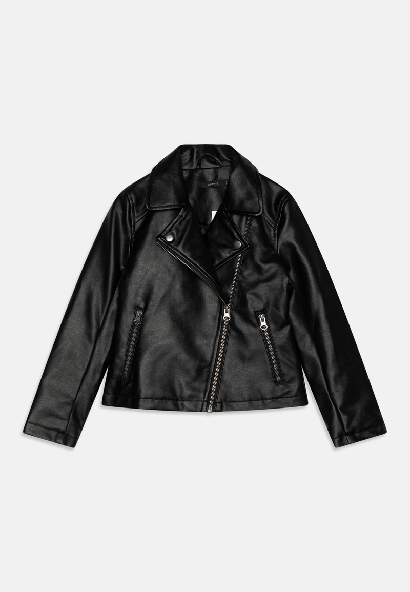 Czarna kurtka motocyklowa z sztucznej skóry z kołnierzem typu lapel, asymetrycznym zapięciem na zamek oraz dwoma kieszeniami na zamek z przodu. Gładka tekstura, dopasowany krój.