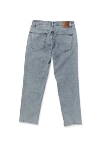 Jean en denim bleu clair avec une coupe droite, comportant un patch en cuir à l'arrière et deux poches arrière. Texture délavée.