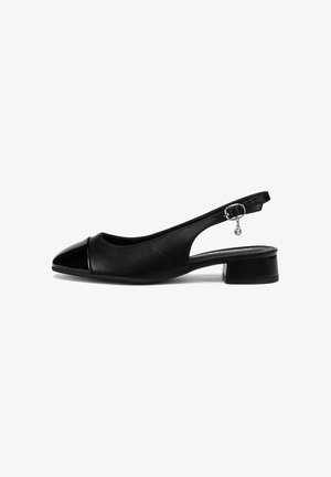 Schwarzer Slingback-Schuh aus synthetischem Material mit spitzer Schuhspitze, glänzender schwarzer Kappe und niedrigem Blockabsatz. Verstellbarer Knöchelriemen mit Verzierungen.
