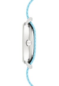 Stahlarmbanduhr mit silbernem Gehäuse, ausgestattet mit einem geflochtenen blauen Armband und einer runden Krone zur Zeiteinstellung.