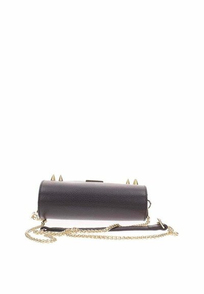 Borsa cilindrica in pelle nera con punte dorate, tracolla a catena dorata, superficie texturizzata e chiusura con zip nella parte superiore.