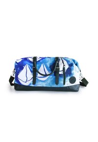 Duffle-Tasche mit einem blauen Aquarellmuster, schwarzem Boden, zwei schwarzen Tragegriffen und einem verstellbaren grünen Schultergurt. Enthält einen Reißverschluss.