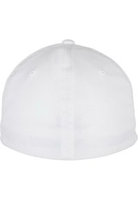 Căciulă de baseball albă cu o coroana rotundă, textură de țesătură fină și un buton rotund ca accent în vârf. Fără logo-uri sau desene vizibile.