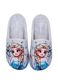 Par de zapatillas de felpa grises que presentan a una princesa de dibujos animados con cabello rubio trenzado y un pequeño personaje de muñeco de nieve en cada zapatilla.